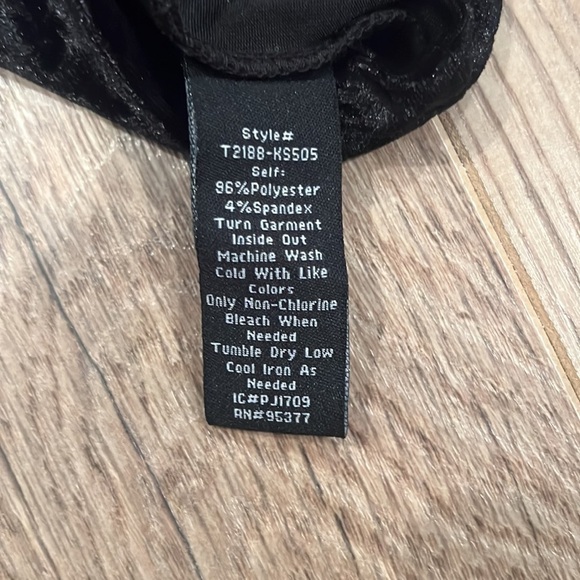 SANCTUARY Woman’s Black Velvet Cold Shoulder Long Sleeve Size Medium - Picture 5 of 5